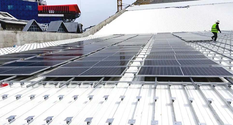 Plac budowy: Układanie paneli słonecznych na dachu