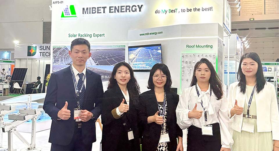 Mibet na wystawie solartech w Indonezji Zdjęcie personelu